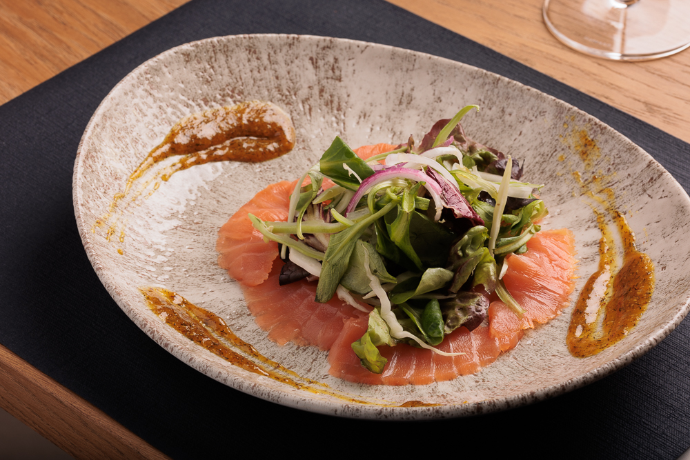 Piatto di salmone fresco, una delle pietanze del ristorante di emporio san lorenzo