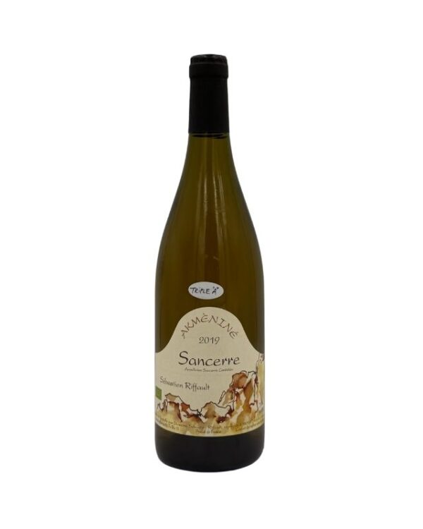 Bottiglia di Sancerre Akméniné 2019 di Sébastien Riffault con un'etichetta artistica che evidenzia il nome "AKMÉNINÉ" in grande, seguito dall'annata "2019" e dalla denominazione "Sancerre Appellation Sancerre Contrôlée". In basso è presente il nome del produttore "Sébastien Riffault". Un piccolo adesivo bianco con la scritta "TRIPLE A" è visibile sulla spalla della bottiglia.