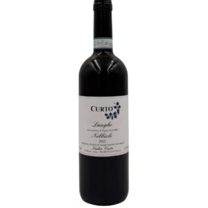 : Bottiglia di Nadia Curto Langhe Nebbiolo Curto 2022 con etichetta chiara che evidenzia il nome del produttore "CURTO" in grande, seguito dalla denominazione "Langhe Denominazione di Origine Controllata", la varietà "Nebbiolo" e l'annata "2022". In basso è presente il nome "Nadia Curto" e l'indicazione "La Morra - Italia - PRODOTTO IN ITALIA". Un piccolo disegno stilizzato di fiori è presente sopra la scritta "Nebbiolo".