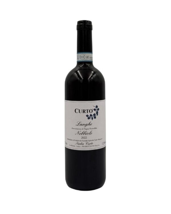 : Bottiglia di Nadia Curto Langhe Nebbiolo Curto 2022 con etichetta chiara che evidenzia il nome del produttore "CURTO" in grande, seguito dalla denominazione "Langhe Denominazione di Origine Controllata", la varietà "Nebbiolo" e l'annata "2022". In basso è presente il nome "Nadia Curto" e l'indicazione "La Morra - Italia - PRODOTTO IN ITALIA". Un piccolo disegno stilizzato di fiori è presente sopra la scritta "Nebbiolo".