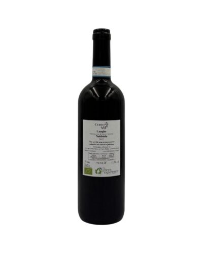 Retro della bottiglia di Nadia Curto Langhe Nebbiolo Curto 2022 con etichetta descrittiva che include il nome del produttore "CURTO", la denominazione "Langhe Nebbiolo", l'annata "2022" e un breve testo descrittivo in italiano che parla di passione e amore per la terra. Sono presenti anche i contatti dell'azienda e certificazioni biologiche.