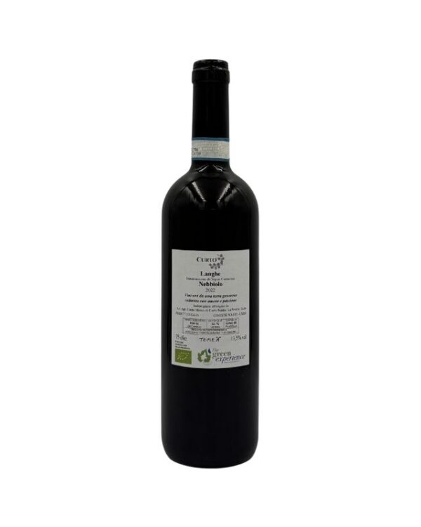 Retro della bottiglia di Nadia Curto Langhe Nebbiolo Curto 2022 con etichetta descrittiva che include il nome del produttore "CURTO", la denominazione "Langhe Nebbiolo", l'annata "2022" e un breve testo descrittivo in italiano che parla di passione e amore per la terra. Sono presenti anche i contatti dell'azienda e certificazioni biologiche.