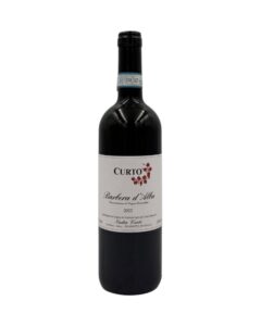 Bottiglia di Nadia Curto Barbera d'Alba Curto 2022 con un'etichetta chiara che evidenzia il nome del produttore "CURTO" in grande, seguito dalla denominazione "Barbera d'Alba Denominazione di Origine Controllata", l'annata "2022" e il nome "Nadia Curto" in basso. Un piccolo disegno stilizzato di foglie rosse è presente sopra la scritta "Barbera d'Alba".
