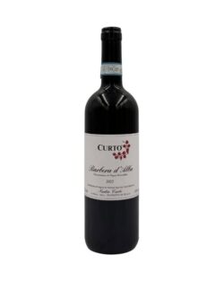 Bottiglia di Nadia Curto Barbera d'Alba Curto 2022 con un'etichetta chiara che evidenzia il nome del produttore "CURTO" in grande, seguito dalla denominazione "Barbera d'Alba Denominazione di Origine Controllata", l'annata "2022" e il nome "Nadia Curto" in basso. Un piccolo disegno stilizzato di foglie rosse è presente sopra la scritta "Barbera d'Alba".