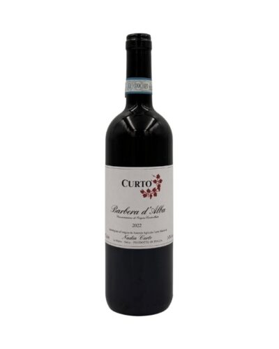 Bottiglia di Nadia Curto Barbera d'Alba Curto 2022 con un'etichetta chiara che evidenzia il nome del produttore "CURTO" in grande, seguito dalla denominazione "Barbera d'Alba Denominazione di Origine Controllata", l'annata "2022" e il nome "Nadia Curto" in basso. Un piccolo disegno stilizzato di foglie rosse è presente sopra la scritta "Barbera d'Alba".