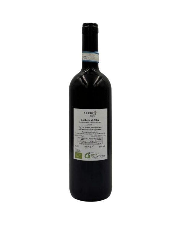 : Retro della bottiglia di Nadia Curto Barbera d'Alba Curto 2022 con etichetta descrittiva che include il nome del produttore "CURTO", la denominazione "Barbera d'Alba", l'annata "2022" e un breve testo descrittivo in italiano che parla di passione e amore per la terra. Sono presenti anche i contatti dell'azienda e certificazioni biologiche.