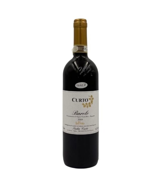 Bottiglia Nadia Curto Barolo La Foia 2019 con etichetta chiara, nome grande "CURTO", vigna "La Foia" e adesivo "TRIPLE A".