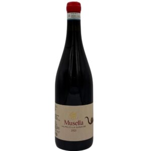 Bottiglia di Musella Valpolicella Superiore 2021 con etichetta chiara color crema che evidenzia il nome del produttore "Musella" in grande, seguito dalla denominazione "Valpolicella Superiore" e l'annata "2021". Un piccolo disegno stilizzato di una spiga di grano e una serpe stilizzata sono presenti sull'etichetta.