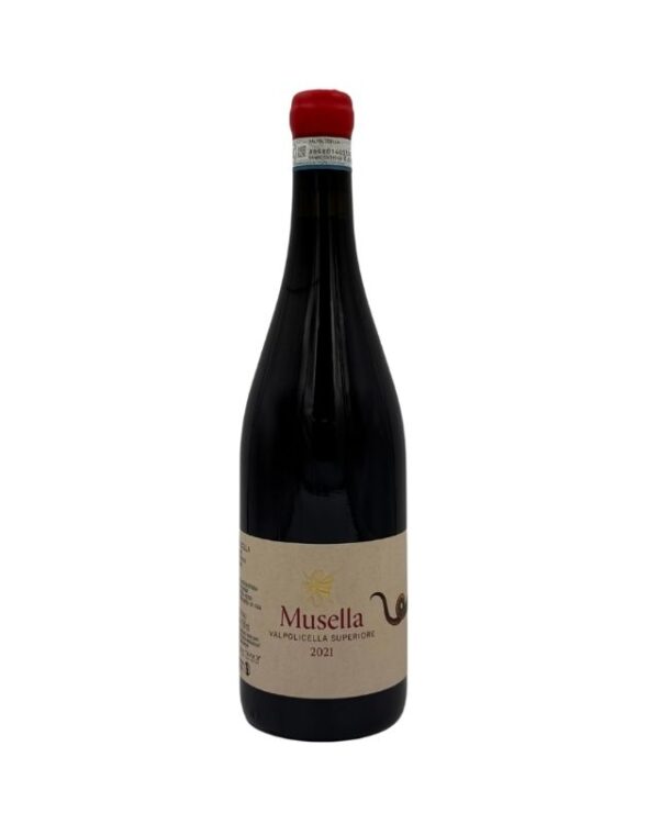 Bottiglia di Musella Valpolicella Superiore 2021 con etichetta chiara color crema che evidenzia il nome del produttore "Musella" in grande, seguito dalla denominazione "Valpolicella Superiore" e l'annata "2021". Un piccolo disegno stilizzato di una spiga di grano e una serpe stilizzata sono presenti sull'etichetta.