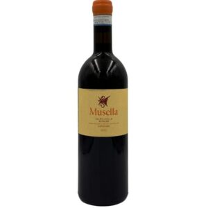 : Bottiglia di Musella Valpolicella Ripasso Superiore 2021 con un'etichetta color ocra che evidenzia il nome del produttore "Musella" in rosso, seguito dalla denominazione "VALPOLICELLA RIPASSO Denominazione di Origine Controllata SUPERIORE" e l'annata "2021" in rosso in basso. Un simbolo stilizzato rosso è presente sopra il nome del produttore.