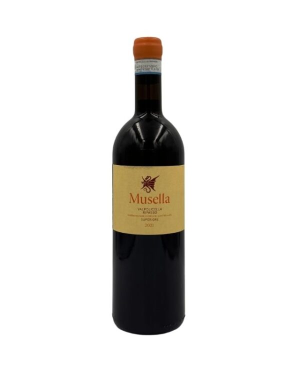 : Bottiglia di Musella Valpolicella Ripasso Superiore 2021 con un'etichetta color ocra che evidenzia il nome del produttore "Musella" in rosso, seguito dalla denominazione "VALPOLICELLA RIPASSO Denominazione di Origine Controllata SUPERIORE" e l'annata "2021" in rosso in basso. Un simbolo stilizzato rosso è presente sopra il nome del produttore.
