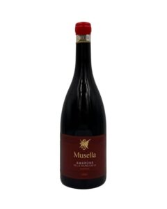 Bottiglia Musella Amarone Riserva 2017 con etichetta bordeaux elegante, nome e annata in oro e simbolo dorato.
