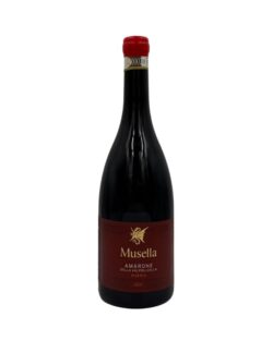 Bottiglia Musella Amarone Riserva 2017 con etichetta bordeaux elegante, nome e annata in oro e simbolo dorato.