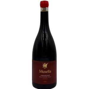 Bottiglia di Musella Amarone della Valpolicella Riserva 2017 con un'etichetta elegante bordeaux che evidenzia il nome del produttore "Musella" in oro, seguito dalla denominazione "AMARONE DELLA VALPOLICELLA RISERVA" in oro e l'annata "2017" in oro in basso. Un simbolo stilizzato dorato è presente sopra il nome del produttore.