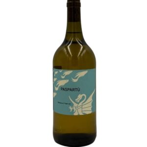 Bottiglia di Musella Paspartù Traminer con un'etichetta celeste che presenta in grande la scritta "PASPARTÙ" e un disegno stilizzato di pesci e di un drago alato. In basso è presente la scritta "Gewürztraminer".
