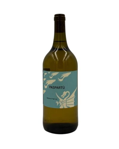 Bottiglia Musella Paspartù Traminer con etichetta celeste, scritta "PASPARTÙ" e disegno di pesci e drago alato.