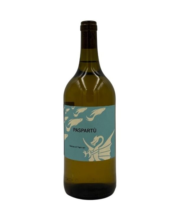 Bottiglia di Musella Paspartù Traminer con un'etichetta celeste che presenta in grande la scritta "PASPARTÙ" e un disegno stilizzato di pesci e di un drago alato. In basso è presente la scritta "Gewürztraminer".