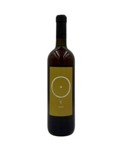Bottiglia di vino Giorgio Mercandelli E 2007 con etichetta color senape con un cerchio bianco contenente un punto e la lettera "E" sopra l'anno "2007"