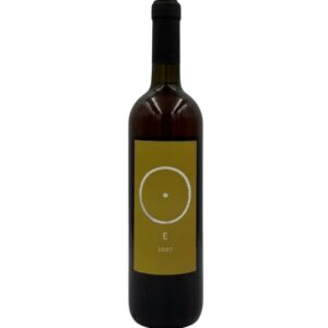 Bottiglia di vino Giorgio Mercandelli E 2007 con etichetta color senape con un cerchio bianco contenente un punto e la lettera "E" sopra l'anno "2007"