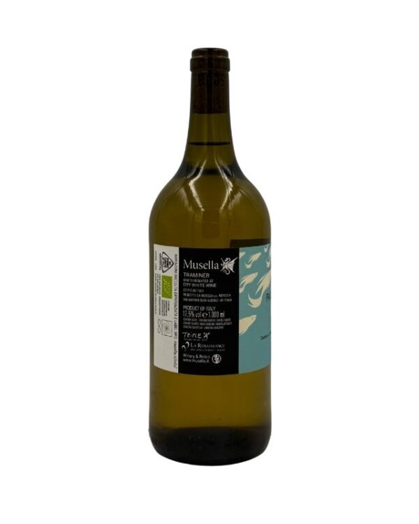 Retro della bottiglia di Musella Paspartù Traminer con etichetta descrittiva che include il nome del produttore "Musella", la varietà "TRAMINER" e la tipologia "DRY WHITE WINE". Sono presenti anche informazioni aggiuntive, certificazioni biologiche e biodinamiche e il nome della cuvée "Paspartù" visibile lateralmente.