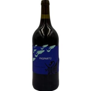 Bottiglia di Musella Paspartù Rosso Verona con un'etichetta blu che presenta in grande la scritta "PASPARTÙ" e un disegno stilizzato di pesci e di un drago alato. In basso è presente la scritta "Corvina - Merlot".