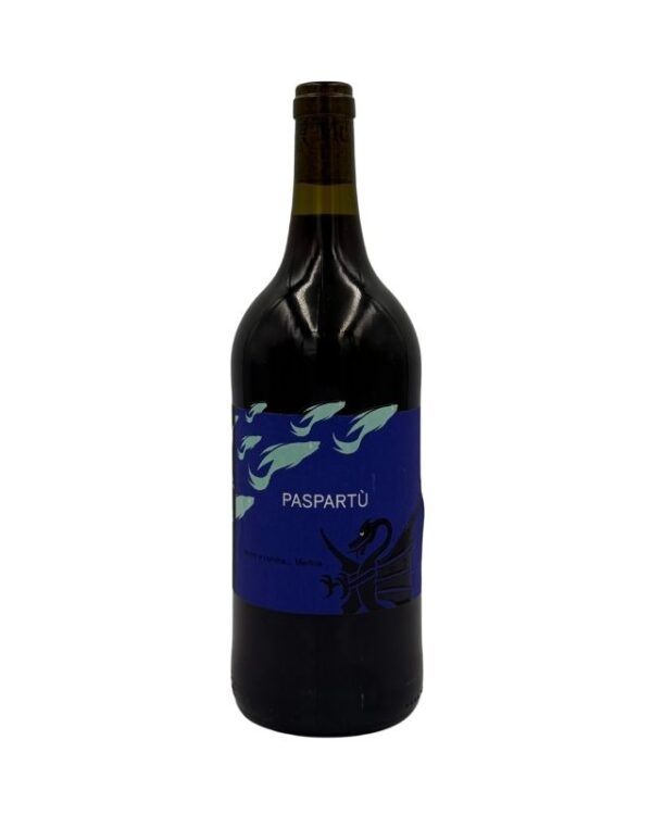 Bottiglia di Musella Paspartù Rosso Verona con un'etichetta blu che presenta in grande la scritta "PASPARTÙ" e un disegno stilizzato di pesci e di un drago alato. In basso è presente la scritta "Corvina - Merlot".