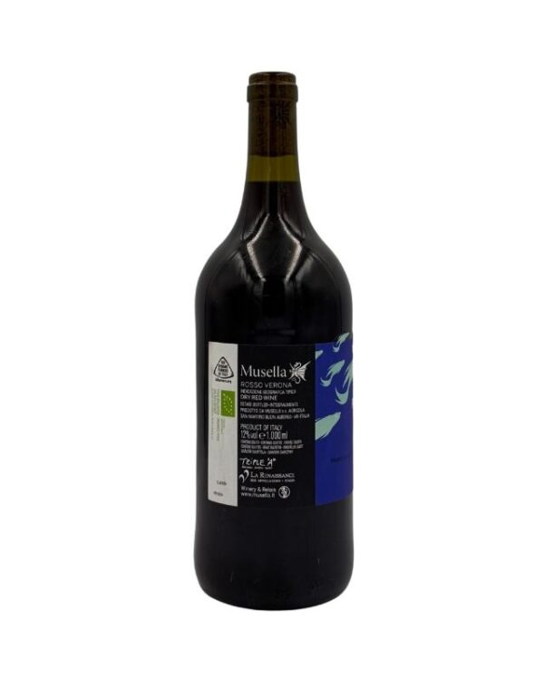 Retro della bottiglia di Musella Paspartù Rosso Verona con etichetta descrittiva che include il nome del produttore "Musella", la denominazione "ROSSO VERONA Indicazione Geografica Tipica" e le varietà "Corvina - Merlot". Sono presenti anche informazioni aggiuntive, certificazioni biologiche e biodinamiche e il nome della cuvée "Paspartù" visibile lateralmente.