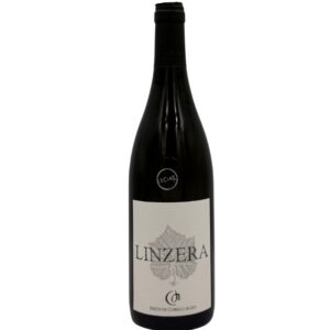 Bottiglia di Eredi di Cobelli Aldo Linzera con un'etichetta minimalista che presenta in grande la scritta "LINZERA" sopra un disegno stilizzato di una foglia di vite argentata. In basso è presente la scritta "EREDI DI COBELLI ALDO". Un piccolo adesivo nero con la scritta bianca "(Le Clos)" è visibile sulla spalla della bottiglia.