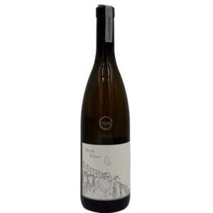 Bottiglia di Cantina Kurtatsch Hoch Klaus Weiss 2022 con un'etichetta chiara che presenta in grande la scritta "Hoch Klaus" sopra un disegno stilizzato di pecorelle in un paesaggio notturno con la luna. Il nome del produttore "Cantina Kurtatsch" è visibile in piccolo sul sigillo nero in alto. Un piccolo adesivo nero con la scritta bianca "(Le Clos)" è presente sulla spalla della bottiglia.