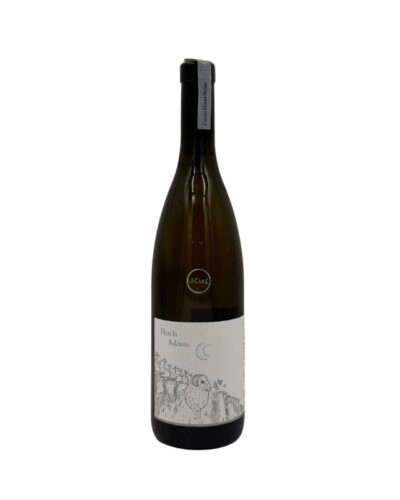 Bottiglia Cantina Kurtatsch Hoch Klaus Weiss 2022 con etichetta stilizzata di pecorelle in un paesaggio notturno.