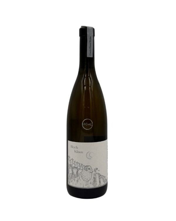 Bottiglia di Cantina Kurtatsch Hoch Klaus Weiss 2022 con un'etichetta chiara che presenta in grande la scritta "Hoch Klaus" sopra un disegno stilizzato di pecorelle in un paesaggio notturno con la luna. Il nome del produttore "Cantina Kurtatsch" è visibile in piccolo sul sigillo nero in alto. Un piccolo adesivo nero con la scritta bianca "(Le Clos)" è presente sulla spalla della bottiglia.