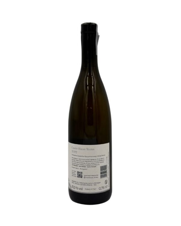 Retro della bottiglia di Cantina Kurtatsch Hoch Klaus Weiss 2022 con etichetta descrittiva che include il nome della cuvée "Cuvée Hanni Weiss", l'annata "2022", la denominazione "Alto Adige Terlano Denominazione di Origine Protetta" e il nome del produttore "Kellerei Kurtatsch - Cantina Cortaccia". Sono presenti anche informazioni aggiuntive e l'indirizzo web del produttore