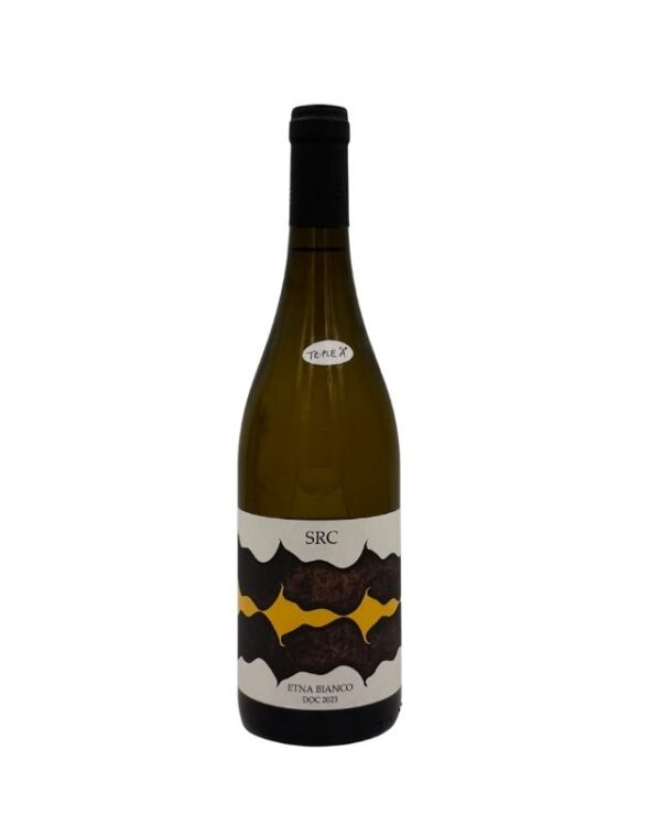 Bottiglia di SRC Etna Bianco DOC 2023 con un'etichetta moderna che presenta in grande "SRC" sopra un motivo astratto nei toni del bianco, nero e giallo che ricorda la lava. In basso è presente la denominazione "ETNA BIANCO DOC 2023". Un piccolo adesivo bianco con la scritta "TRIPLE A" è visibile sulla spalla della bottiglia.