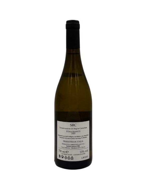 Retro della bottiglia di SRC Etna Bianco DOC 2023 con etichetta descrittiva che include il nome del produttore "SRC", la denominazione "Etna Bianco Denominazione di Origine Controllata", l'annata "2023" e la menzione "PRODOTTO IN ITALIA". Sono presenti anche informazioni aggiuntive sul vino e sul produttore "Casa Calcerano (CT) ITALIA".