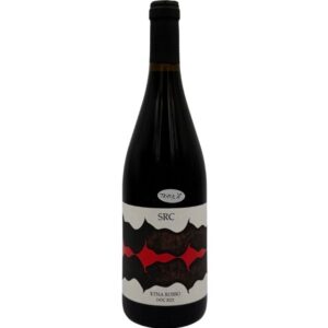 Bottiglia di SRC Etna Rosso DOC 2021 con un'etichetta moderna che presenta in grande "SRC" sopra un motivo astratto nei toni del bianco, nero e rosso che ricorda la lava incandescente. In basso è presente la denominazione "ETNA ROSSO DOC 2021". Un piccolo adesivo bianco con la scritta "TRIPLE A" è visibile sulla spalla della bottiglia.