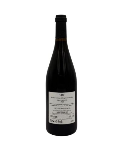 Retro della bottiglia di SRC Etna Rosso DOC 2021 con etichetta descrittiva che include il nome del produttore "SRC", la denominazione "Etna Rosso Denominazione di Origine Controllata", l'annata "2021" e la menzione "PRODOTTO IN ITALIA". Sono presenti anche informazioni aggiuntive sul vino e sul produttore "Casa Calcerano - Randazzo (CT) ITALIA".