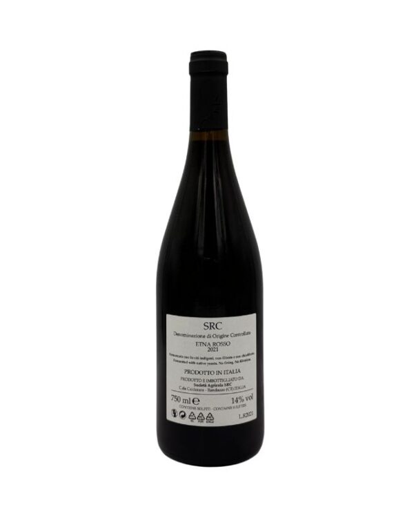 Retro della bottiglia di SRC Etna Rosso DOC 2021 con etichetta descrittiva che include il nome del produttore "SRC", la denominazione "Etna Rosso Denominazione di Origine Controllata", l'annata "2021" e la menzione "PRODOTTO IN ITALIA". Sono presenti anche informazioni aggiuntive sul vino e sul produttore "Casa Calcerano - Randazzo (CT) ITALIA".