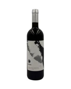 Bottiglia di Casadei Sogno Mediterraneo Syrah Toscana IGT Biologico 2022 con un'etichetta in bianco e nero che presenta una figura stilizzata di un uccello in volo con un effetto di "esplosione" grafica. Il logo "C" di Casadei è ben visibile, seguito dal nome del produttore "CASADEI", dalla denominazione "TOSCANA IGT", dal nome della cuvée "SOGNO MEDITERRANEO" e dalla varietà "SYRAH" con l'annata "2022".