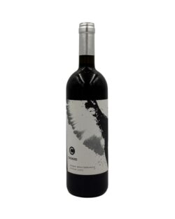Bottiglia Casadei Sogno Mediterraneo Syrah 2022 con etichetta bianco e nero, uccello stilizzato, logo C e scritte descrittive