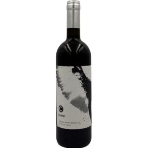 Bottiglia di Casadei Sogno Mediterraneo Syrah Toscana IGT Biologico 2022 con un'etichetta in bianco e nero che presenta una figura stilizzata di un uccello in volo con un effetto di "esplosione" grafica. Il logo "C" di Casadei è ben visibile, seguito dal nome del produttore "CASADEI", dalla denominazione "TOSCANA IGT", dal nome della cuvée "SOGNO MEDITERRANEO" e dalla varietà "SYRAH" con l'annata "2022".