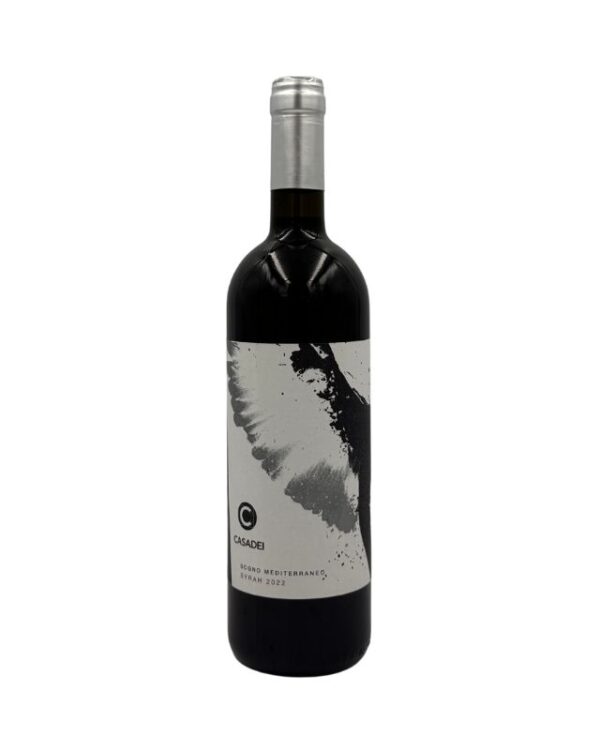 Bottiglia di Casadei Sogno Mediterraneo Syrah Toscana IGT Biologico 2022 con un'etichetta in bianco e nero che presenta una figura stilizzata di un uccello in volo con un effetto di "esplosione" grafica. Il logo "C" di Casadei è ben visibile, seguito dal nome del produttore "CASADEI", dalla denominazione "TOSCANA IGT", dal nome della cuvée "SOGNO MEDITERRANEO" e dalla varietà "SYRAH" con l'annata "2022".