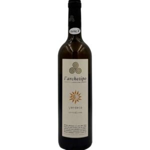 Bottiglia de L'Archetipo Verdeca Salento IGT Sette Lune 2023 Biologico con un'etichetta chiara che presenta in alto il logo stilizzato del produttore e il nome "l'archetipo" seguito da "AGRICOLTORI CUSTODI LIBERARSI". Al centro è presente un sole stilizzato sopra la scritta "verdeca" e "SETTE LUNE". In basso un breve testo descrittivo in italiano. Un adesivo bianco con la scritta "TRIPLE A" è visibile sul collo della bottiglia.
