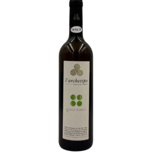 Bottiglia de L'Archetipo Greco Bianco Salento IGT 2023 Biologico con un'etichetta chiara che presenta in alto il logo stilizzato del produttore e il nome "l'archetipo" seguito da "VIGNETI DA AGRICOLTURA SINERGICA". Al centro sono presenti quattro cerchi verdi stilizzati sopra la scritta "greco bianco". In basso un breve testo descrittivo in italiano. Un adesivo bianco con la scritta "TRIPLE A" è visibile sul collo della bottiglia.