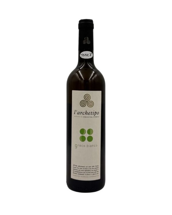 Bottiglia de L'Archetipo Greco Bianco Salento IGT 2023 Biologico con un'etichetta chiara che presenta in alto il logo stilizzato del produttore e il nome "l'archetipo" seguito da "VIGNETI DA AGRICOLTURA SINERGICA". Al centro sono presenti quattro cerchi verdi stilizzati sopra la scritta "greco bianco". In basso un breve testo descrittivo in italiano. Un adesivo bianco con la scritta "TRIPLE A" è visibile sul collo della bottiglia.
