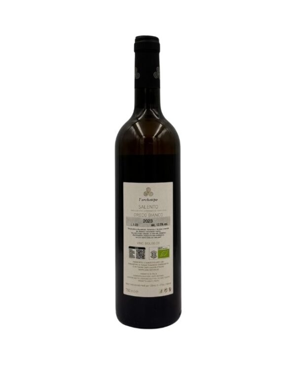 Retro della bottiglia de L'Archetipo Greco Bianco Salento IGT 2023 Biologico con etichetta descrittiva che include il logo del produttore, la denominazione "SALENTO IGT", la varietà "GRECO BIANCO", l'annata "2023" e la menzione "VINO BIOLOGICO". Sono presenti anche informazioni aggiuntive, il sito web del produttore e le certificazioni biologiche.