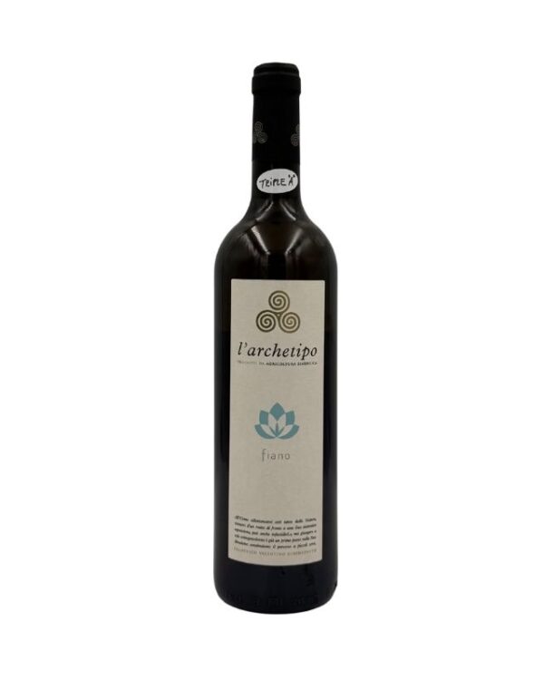 Bottiglia de L'Archetipo Fiano Salento IGT 2023 Biologico con un'etichetta chiara che presenta in alto il logo stilizzato del produttore e il nome "l'archetipo" seguito da "PRODOTTI DA AGRICOLTURA SINERGICA". Al centro è presente un disegno stilizzato di un fiore azzurro sopra la scritta "fiano". In basso un breve testo descrittivo in italiano. Un adesivo bianco con la scritta "TRIPLE A" è visibile sul collo della bottiglia.
