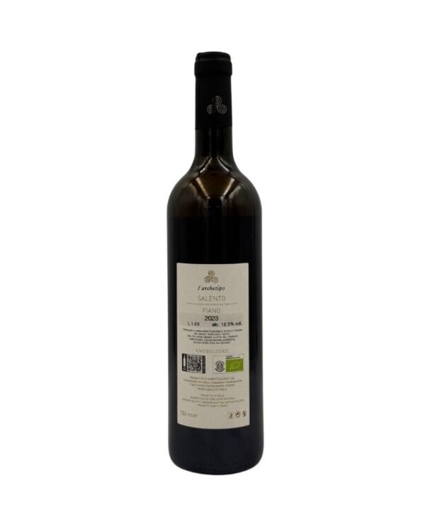 Retro della bottiglia de L'Archetipo Fiano Salento IGT 2023 Biologico con etichetta descrittiva che include il logo del produttore, la denominazione "SALENTO IGT", la varietà "FIANO", l'annata "2023" e la menzione "VINO BIOLOGICO". Sono presenti anche informazioni aggiuntive, il sito web del produttore e le certificazioni biologiche.