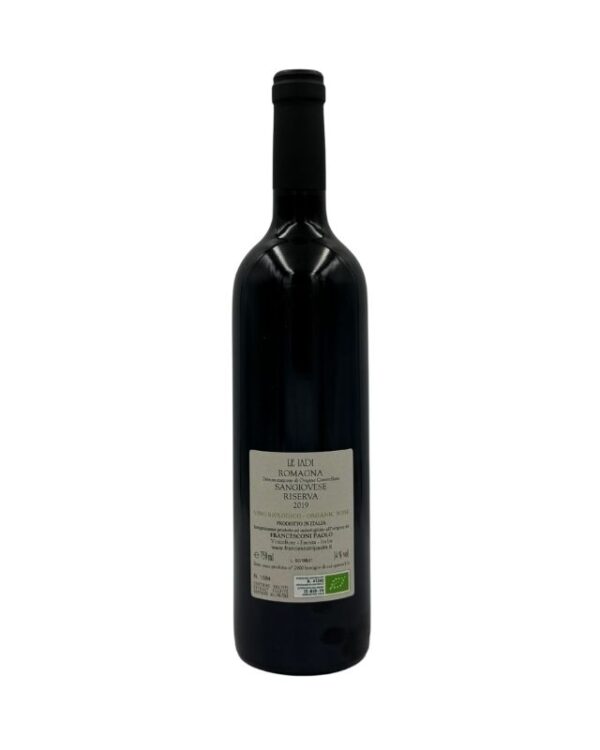 Retro della bottiglia di Francesconi Paolo Le Iadi Romagna Sangiovese Superiore Riserva 2019 Biologico con etichetta descrittiva che include il nome della cuvée "LE IADI", la denominazione "ROMAGNA SANGIOVESE SUPERIORE RISERVA Denominazione di Origine Controllata e Garantita", l'annata "2019" e la menzione "BIOLOGICO". Sono presenti anche informazioni aggiuntive, il sito web del produttore e le certificazioni biologiche.