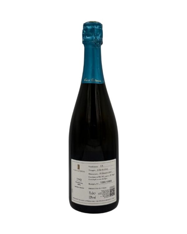 Retro della bottiglia di spumante Casa Caterina 36 Extra Brut con etichetta descrittiva che include informazioni sulla vendemmia, il tiraggio, la sboccatura, il numero di bottiglia, la dicitura "PRODOTTO IN ITALIA", il formato 75 cl e la gradazione alcolica 12% vol.