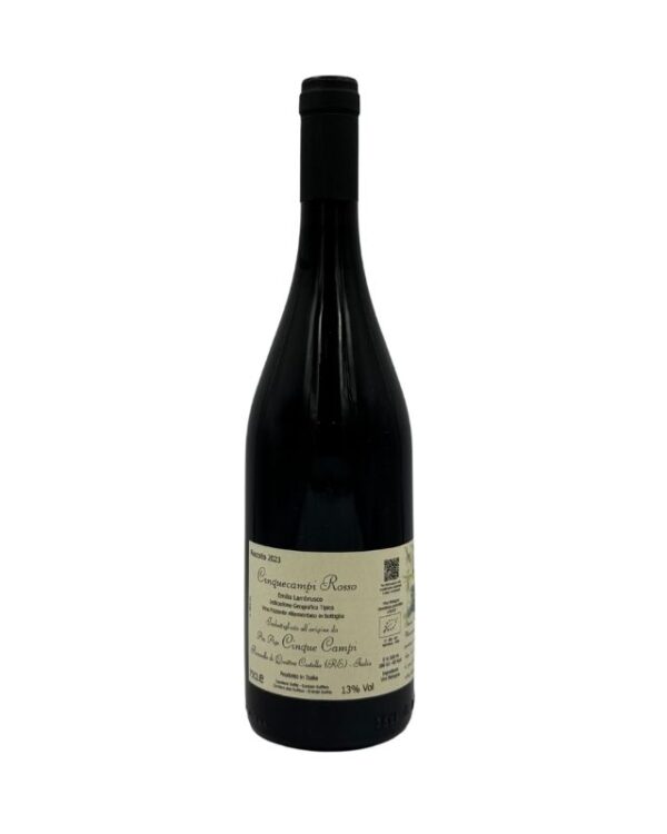 Bottiglia di Emilia Rosso frizzante secco biologico Aia delle Cinque Campi Cinque Campi Rosso 2023 con un'etichetta chiara che presenta il nome del produttore "Aia delle Cinque Campi" in piccolo, seguito dal nome della cuvée "Cinque Campi Rosso" in grande e dalla denominazione "Emilia Rosso Frizzante Secco Biologico" con l'annata "2023". È presente anche un breve testo descrittivo e un QR code.